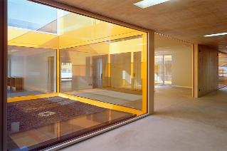 Erschliessungsbereich im 1. OG mit flexibel abschliessbaren Gruppenräumen und verglasten Lichthöfen (© Hannes Henz, Zürich)